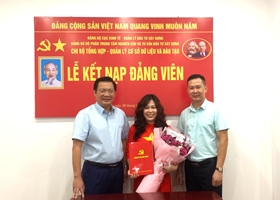 Chi bộ Tổng hợp – Quản lý Cơ sở dữ liệu và Đào tạo tổ chức lễ kết nạp đảng viên mới